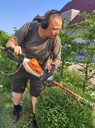 Matthias Demuth bei der Gartenpflege